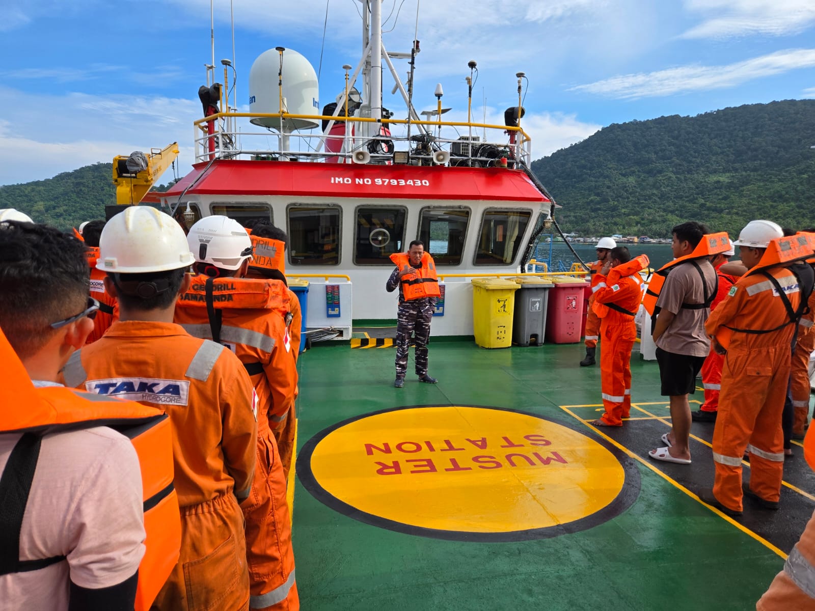 HSE crew briefing before vessel activity